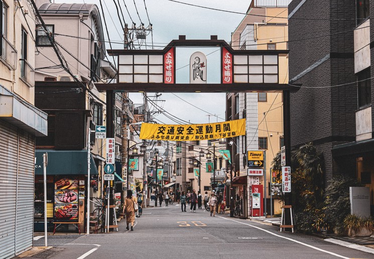 Wandelend door de straten van Tokyo, Japan Wandelend door de straten van Tokyo, Japan